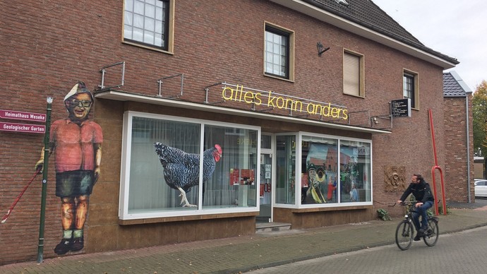 Hausfassade einer Ausstellung mit dem Titel "alles kann anders"